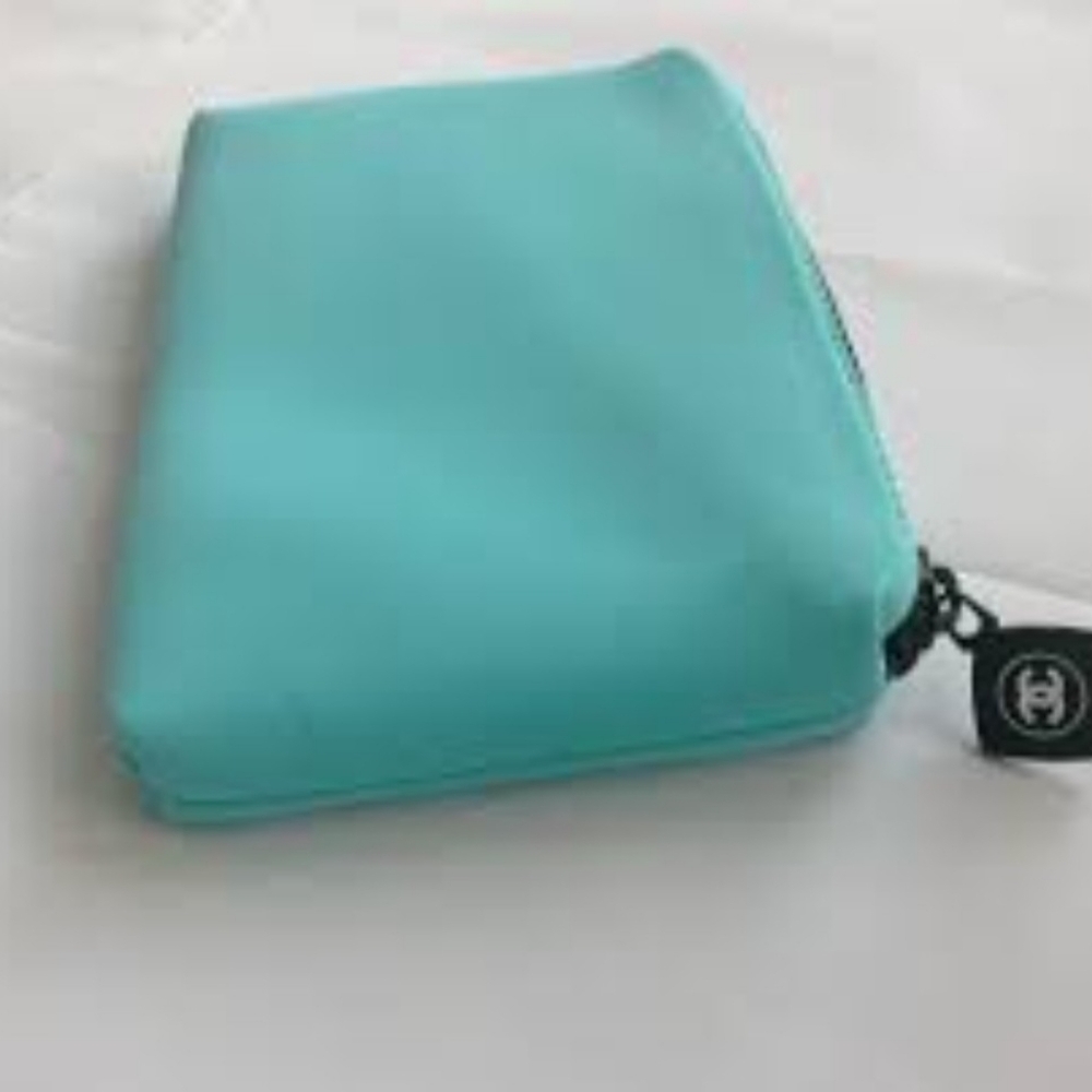 CHANEL Tiffany Blue Cosmetic Bag - Picture 3 of 4